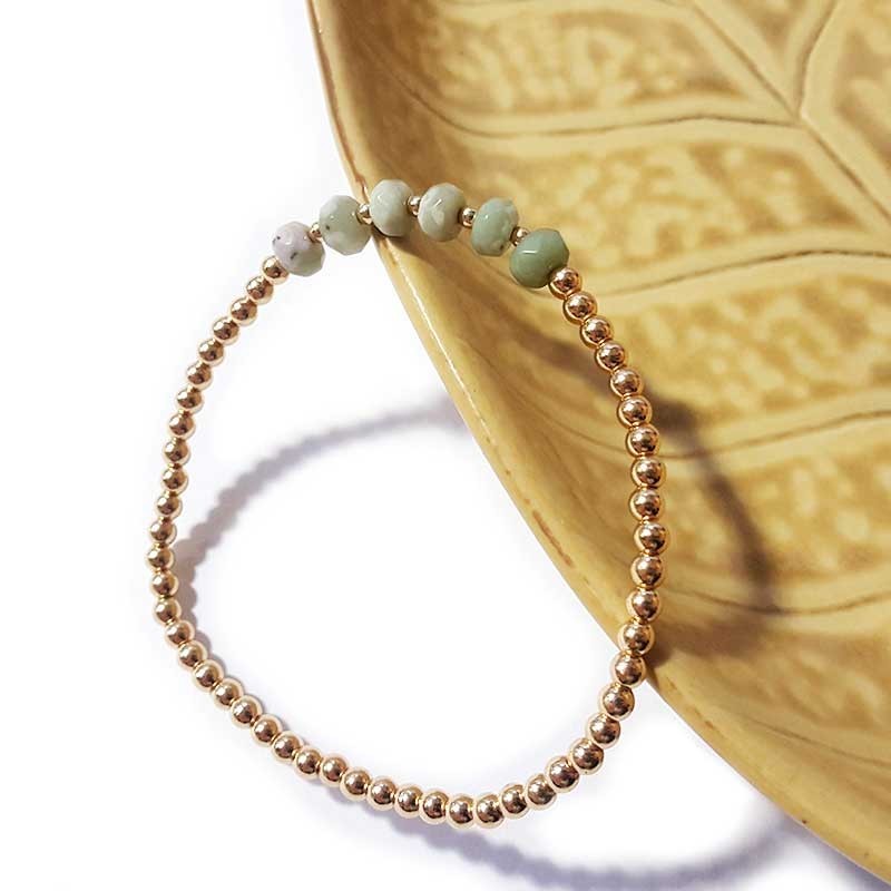 Bracciale con piccole perle d'oro e diaspro