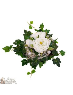 Mazzo di fiori in ghirlanda bianca