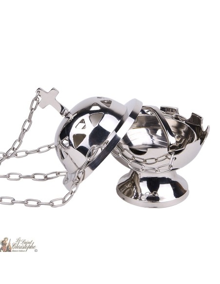  Masa con el incensario de cadena, metal plateado.