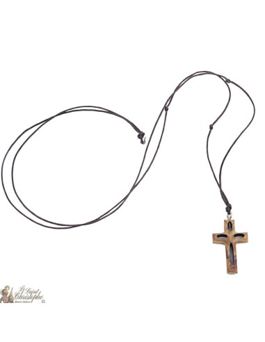 Cavo della collana con croce in legno d'ulivo