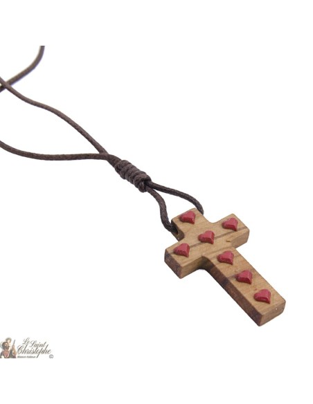 Collier Cordon et croix en bois avec coeurs rouges